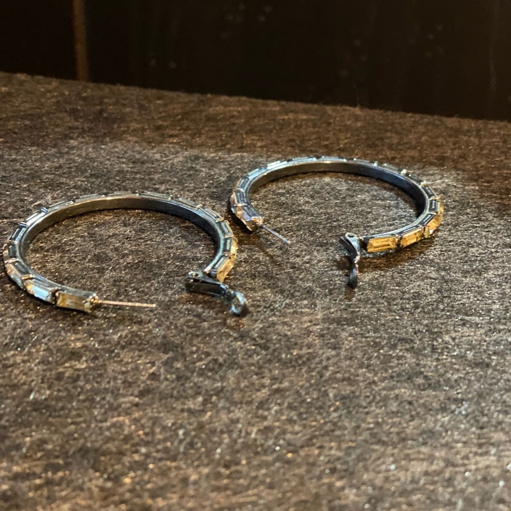 Vera Wang Earrings 15$